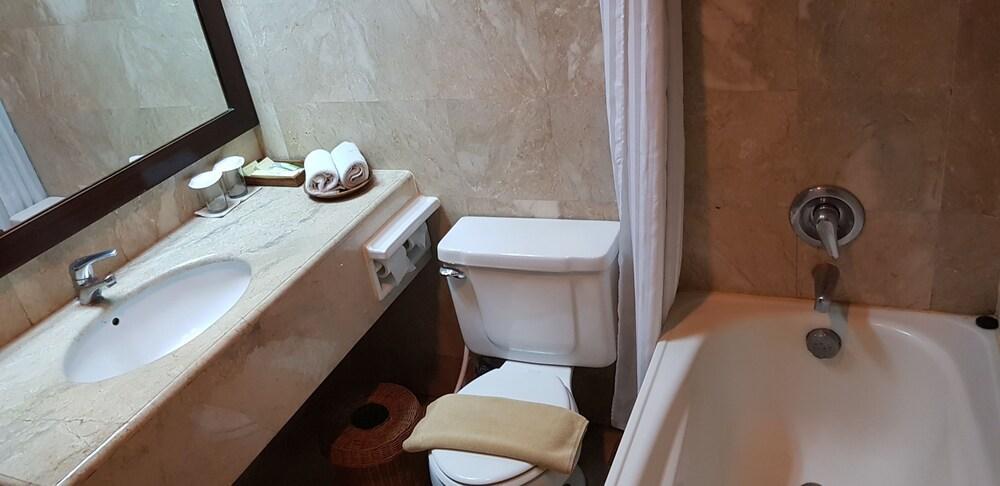 Hotel Puri Bambu Джимбаран Экстерьер фото